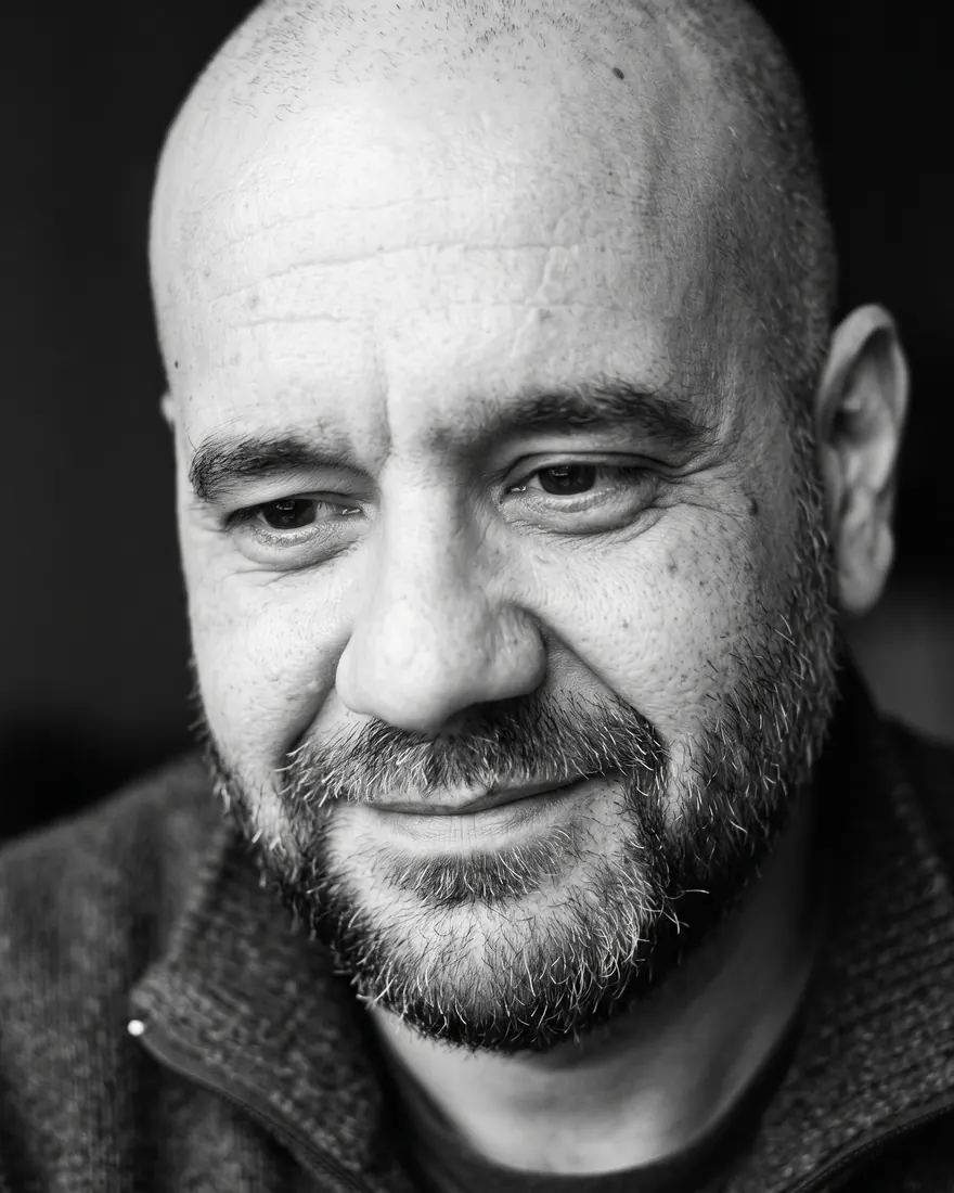 Retrato en blanco y negro de Francisco J. Dorado, sonriendo